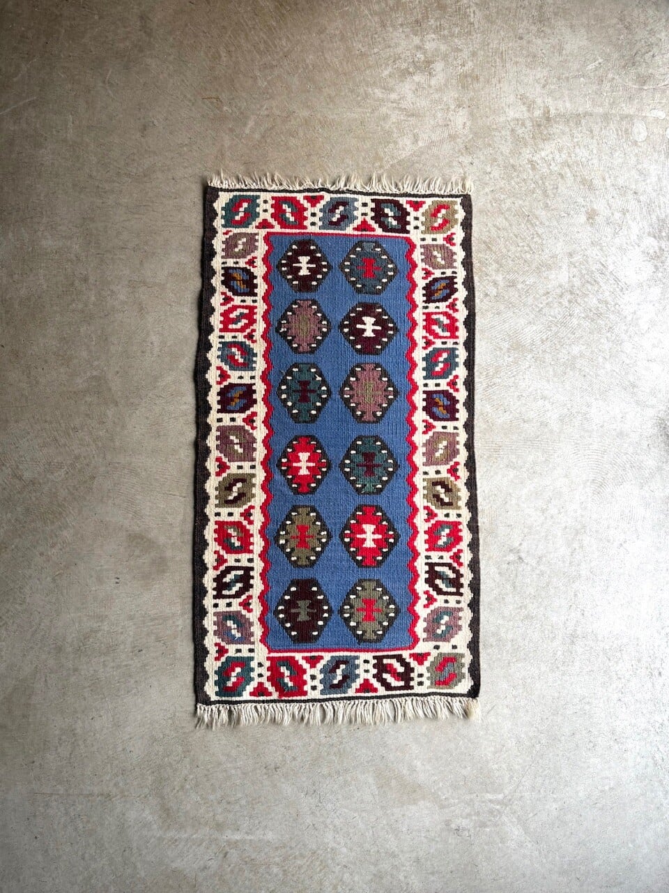 GEOMETRIC PATTERN AREA RUG