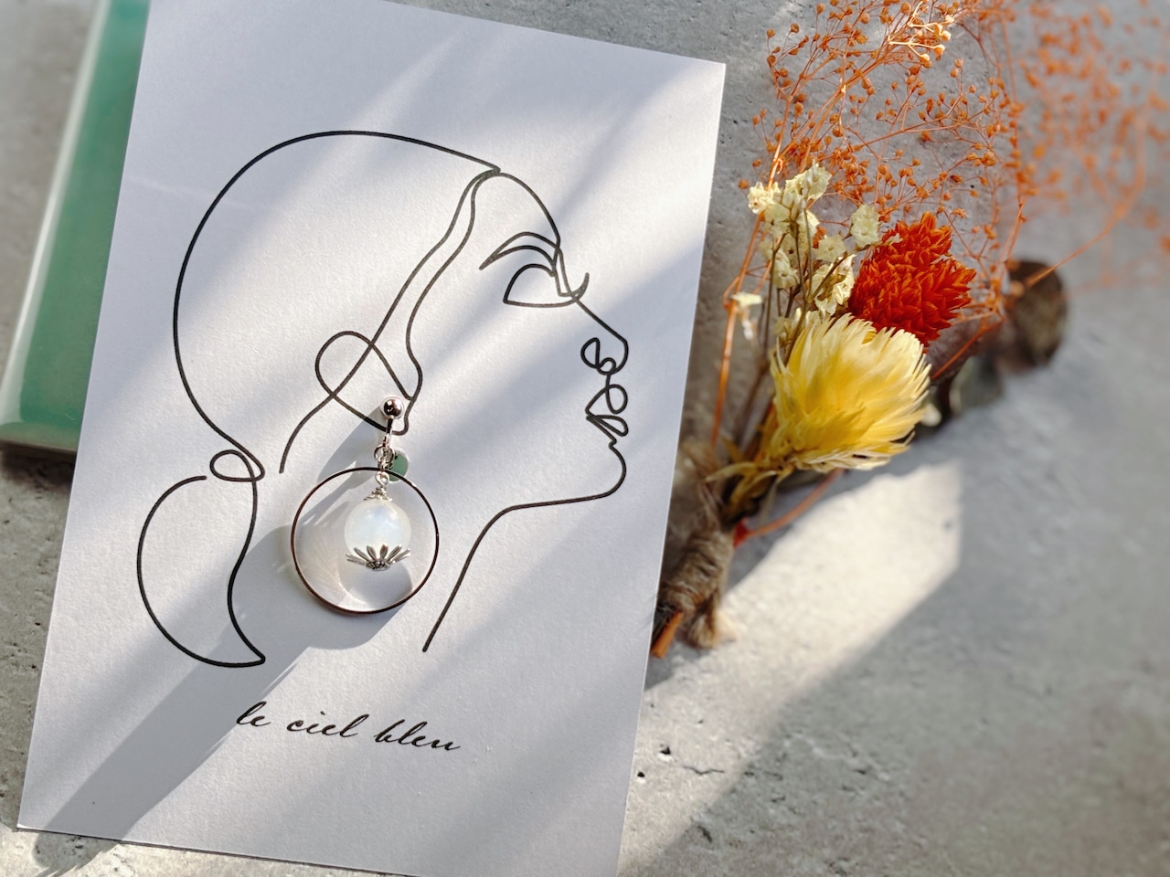 天然石とリングの揺れイヤリング ムーンストーン ゴールド/シルバー