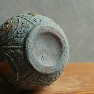 重厚感のある模様が美しい、陶器のフラワーベース