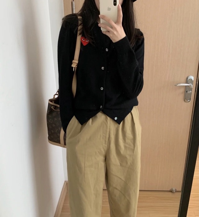 お揃い カップル ペア 長袖 ニットカーディガン レディース トップス ニット カーディガン 羽織 ミディアム Vネック ラウンドネック 襟なし 前開き ボタン ワッペン付き かわいい 大人可愛い カジュアル おしゃれ 個性的 カレッジ風 学生風 春 秋 冬 ママ カップル 通勤 学生 学校 通学 デート お出かけ 旅行 公園 女子会 休日 重ね着 双子 体型カバー 普段使い 着回し S M L XL 2XL 3XL 大きいサイズ ゆったり 黒 ブラック ダークグレー レッド ワインレッド ネイビー