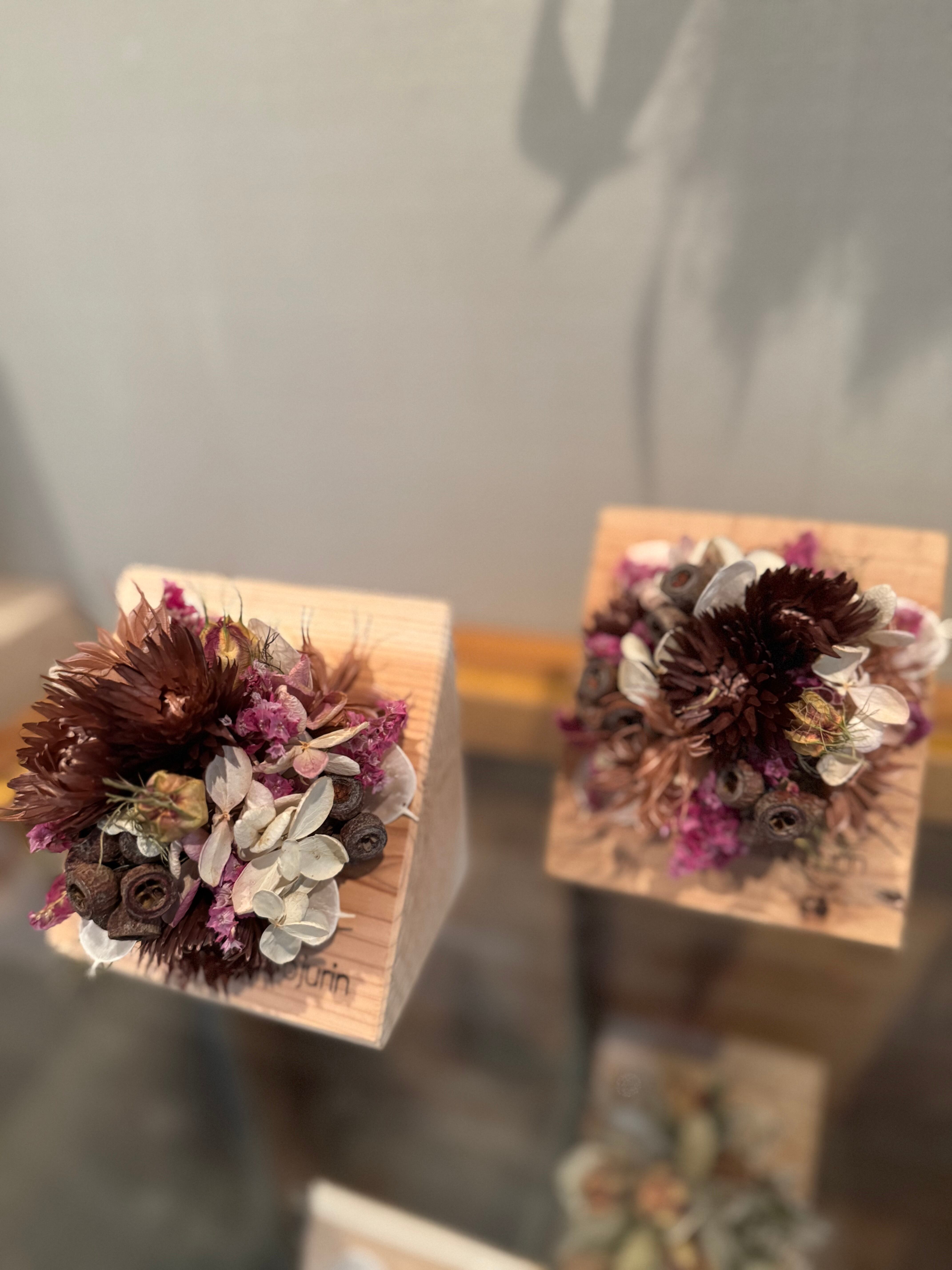 スモークツリーと紫陽花を添えた　淡い色合いのオーバル型　リース　ドライフラワー スモークツリーと紫陽花を添えた 淡い色合いのオーバル型 リース