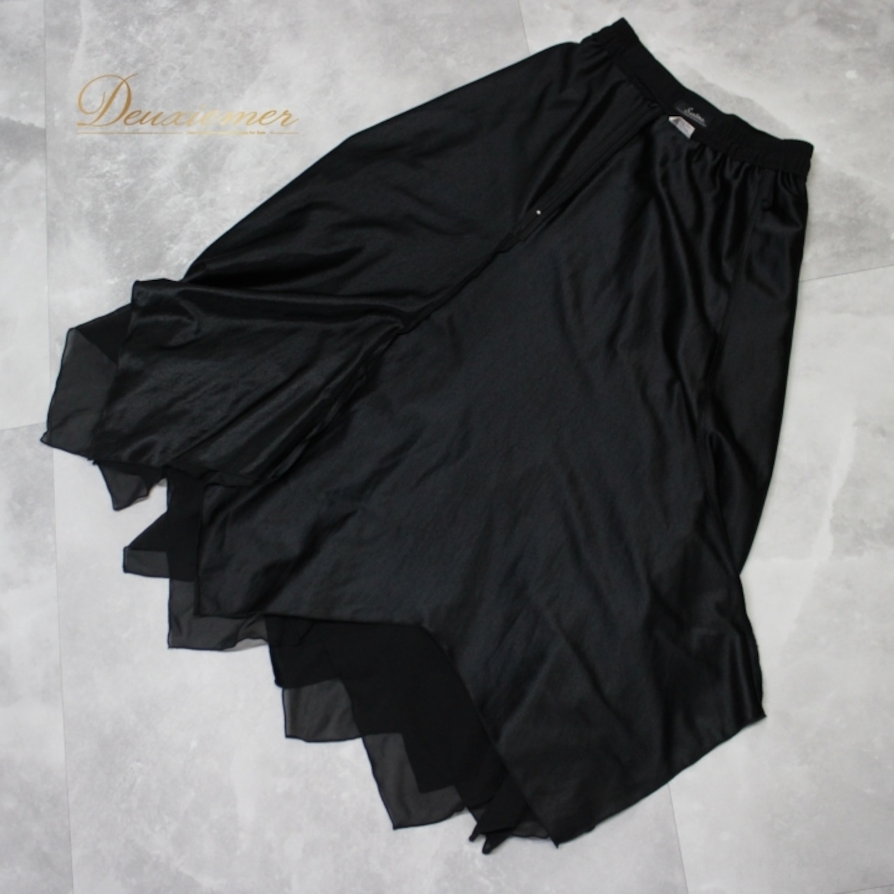 社交ダンス 衣装 スタンダード スカート レッスンウェア オールシーズン 黒 無地 シンプル ブラック系 練習着 Sanline サンリーヌ 上品 洗練された シーズンレス エレガント 伸縮性 おしゃれ トレーニング ファッション ダンススタジオ 女性用 スカートスタイル シンプルデザイン ポリエステル製 お手入れ簡単 高品質 日本製 ルームウェア 上品な黒色