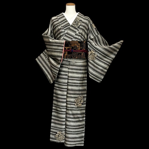 小紋 薔薇 横縞 モノトーン 袷着物 着物 きもの カジュアル着物 リサイクル着物 kimono 中古 仕立て上がり 身丈151cm 裄丈64.5cm