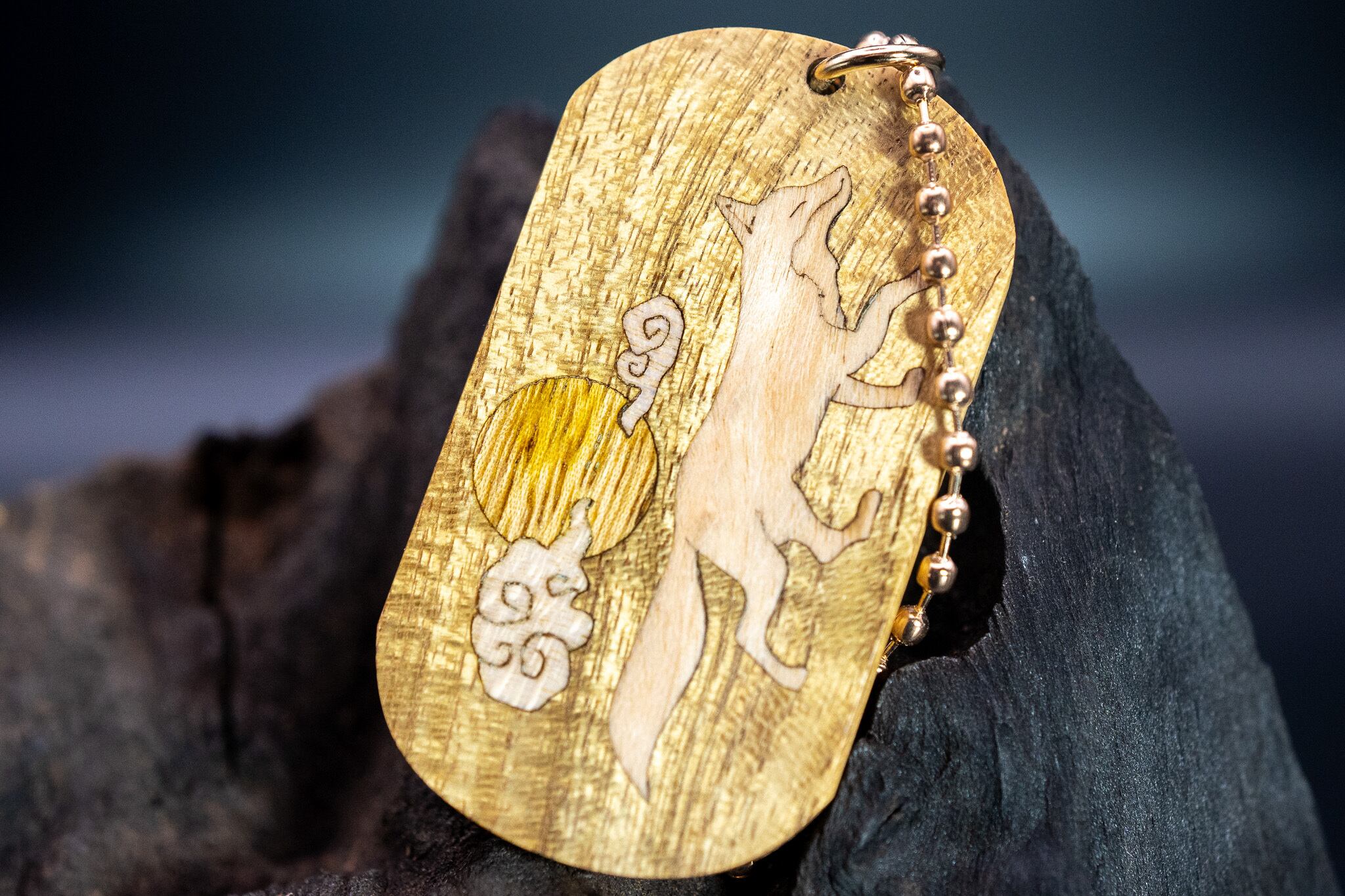 【黄金の木】 御蔵島 金桑 ドッグタグ 象嵌 十五夜きつね