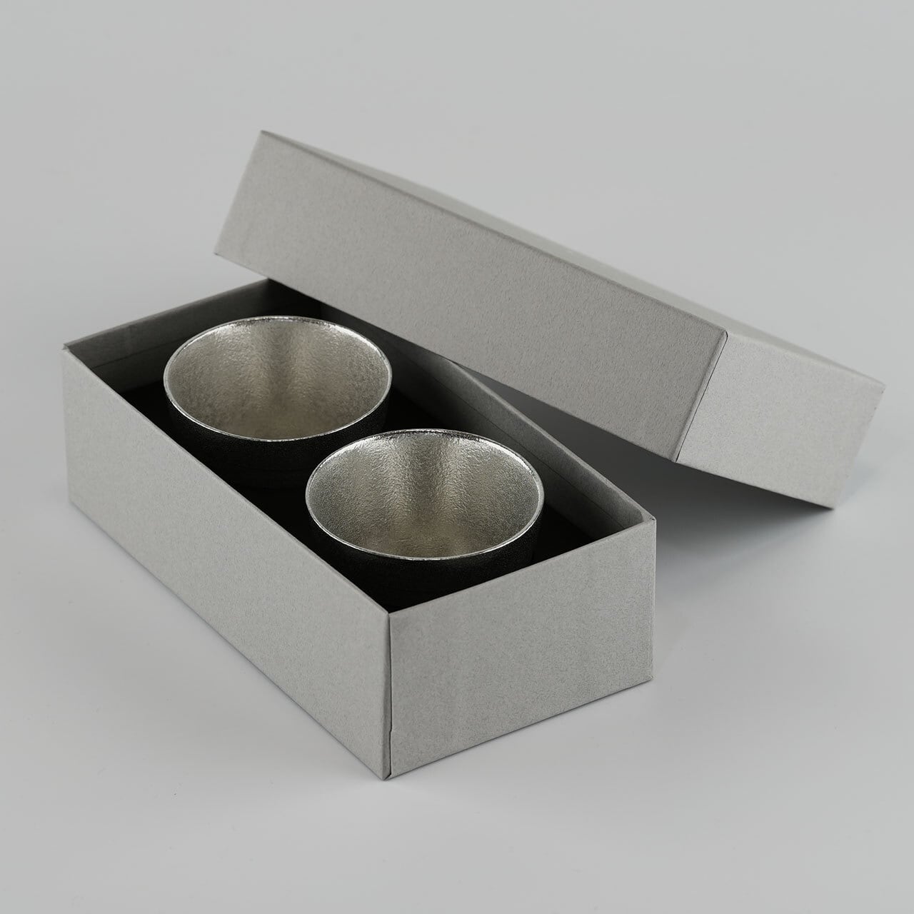 錫製の酒器／ぐい呑み》静波 ぐい呑み（2個セット）｜銀雅堂 | 生活を