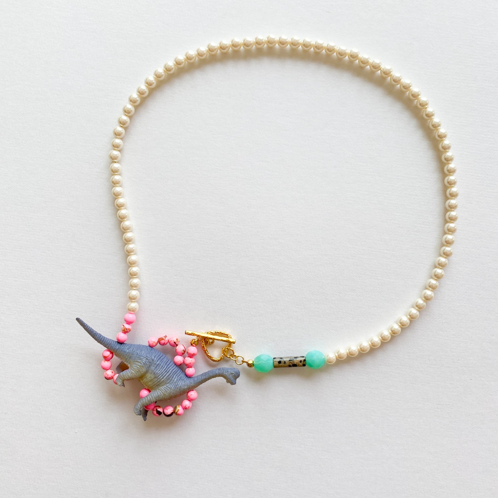 恐竜のくねくねネックレス