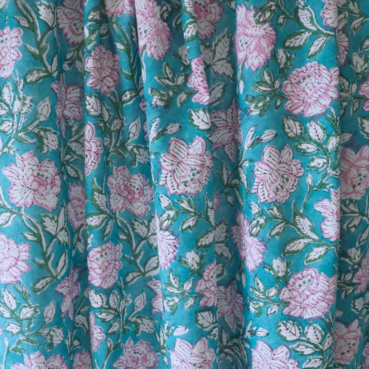 ブロックプリント生地【50cm単位】インド綿  花柄 ターコイズブルー×ピンク#57830-BL1