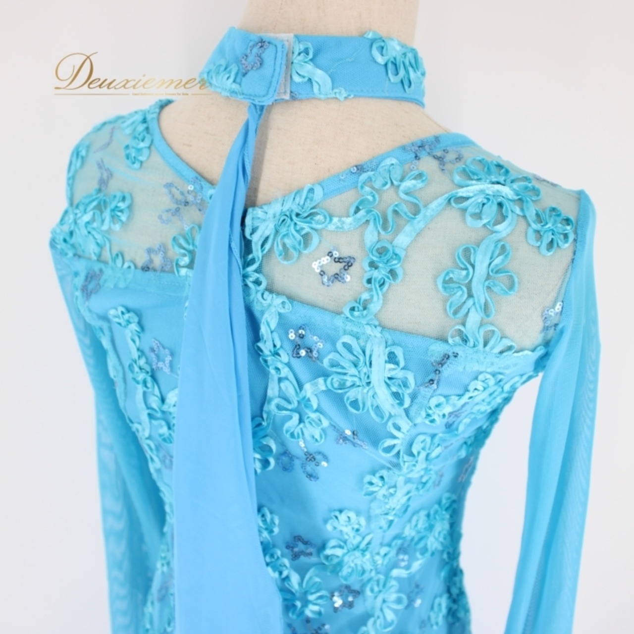 社交ダンス 衣装 スタンダード ドレス ワンピース パーティドレス ICHIOKU イチオク ブルー系 水色 レース チョーカー 長袖 花柄 準正装 フォーマルドレス スカート 薄手 柔らかい 動きやすい 軽やか 色鮮やか 二重 フロート セットアップ ステージ衣装 レディース かわいい おしゃれ デザイン 高クオリティ 上品