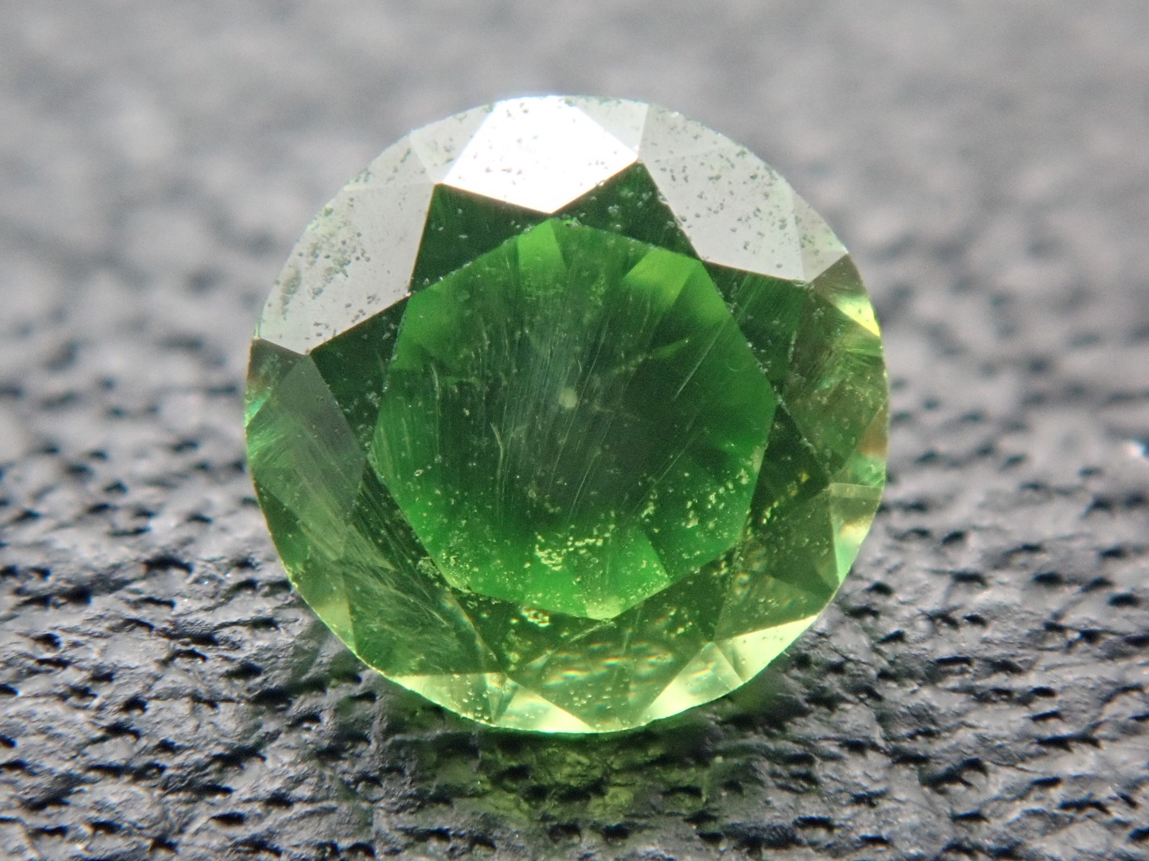 ロシア産デマントイドガーネット 0.206ct(ホーステールインクルージョン)