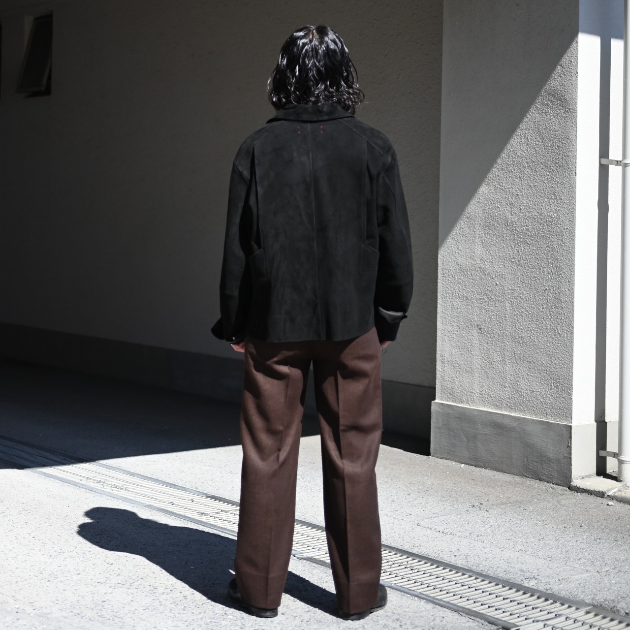 INTERIM(インテリム) INDIA WOOL CLASSIC HERRINGBONE WITH LEATHER PIPING 2-TUCK STRAIGHT SLACKS