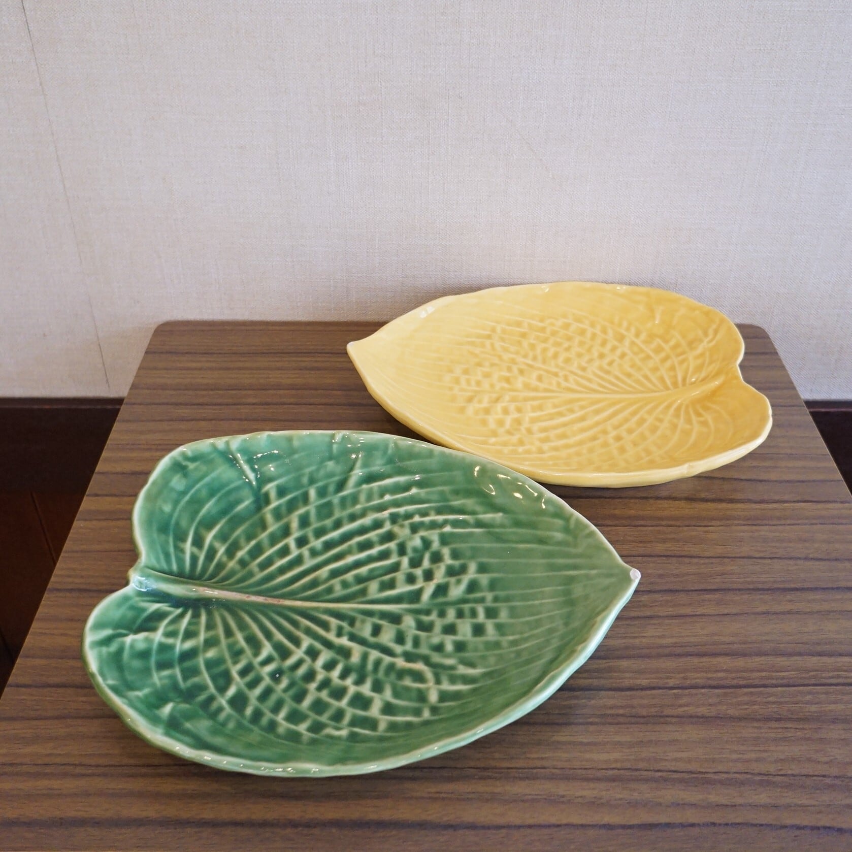 アメリカ・Eigen Arts工房 葉っぱの形のプレート2枚セット
