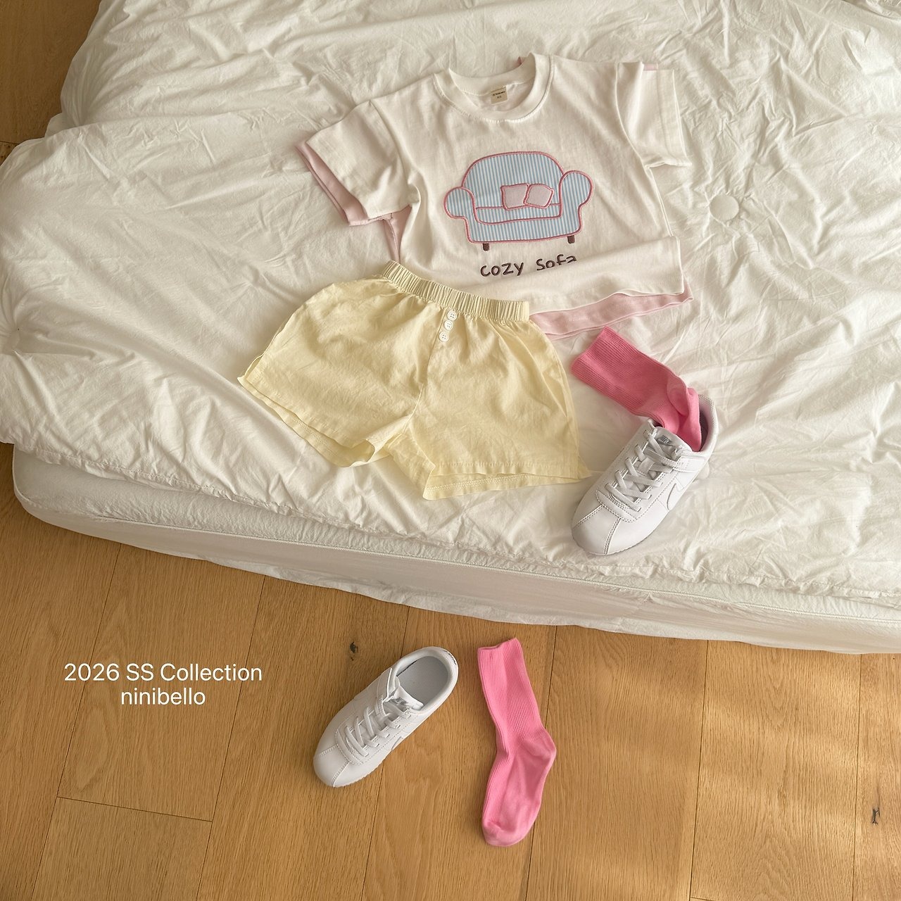 [ninibello] Cozy Sofa Short sleeve T-shirt +fee2 / [니니벨로] 코지쇼파반팔티