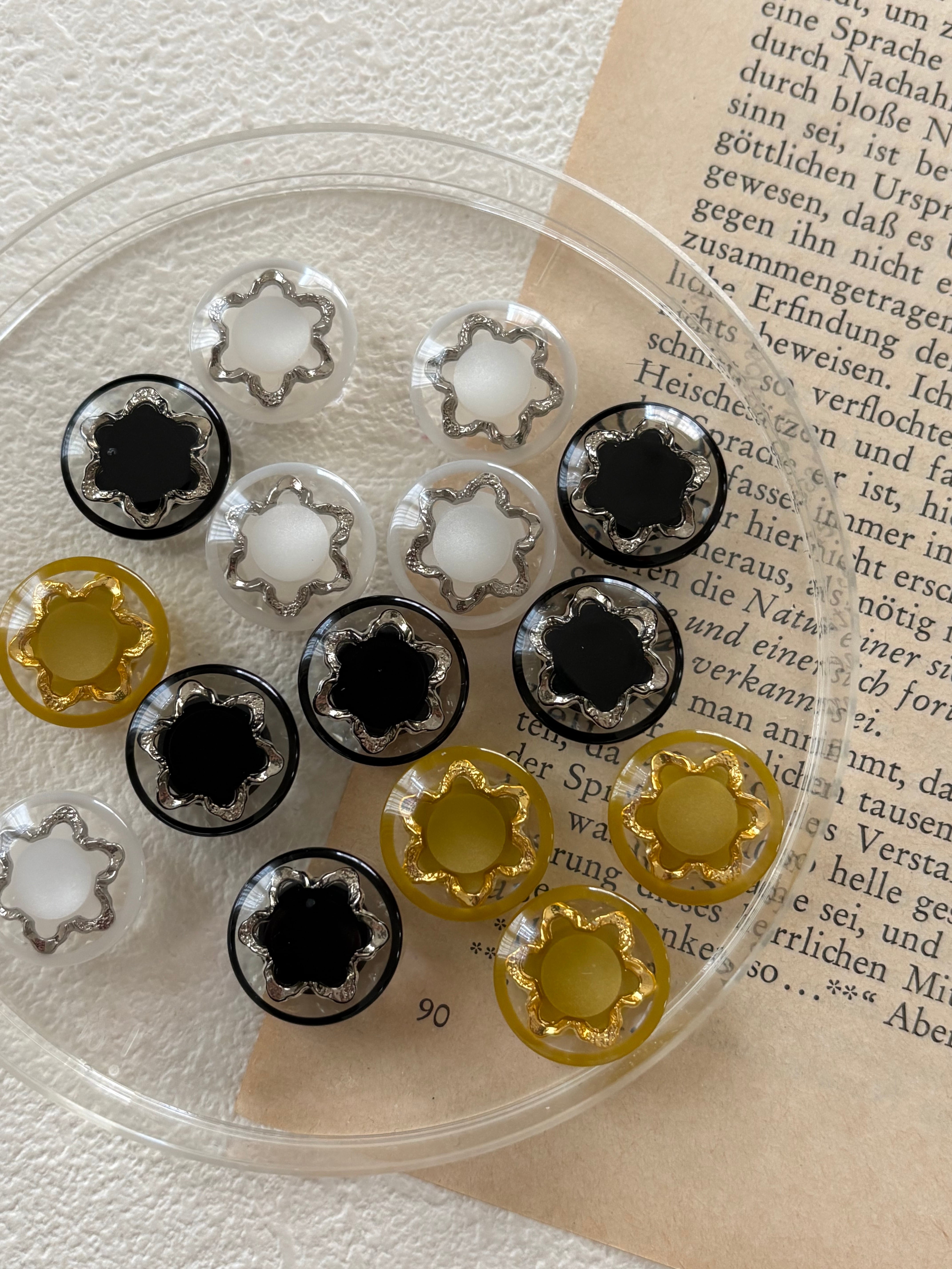 15mm Japanese ヴィンテージボタン ホワイト/ゴールド/ブラック フラワー レトロ アクセサリーパーツ 装飾材