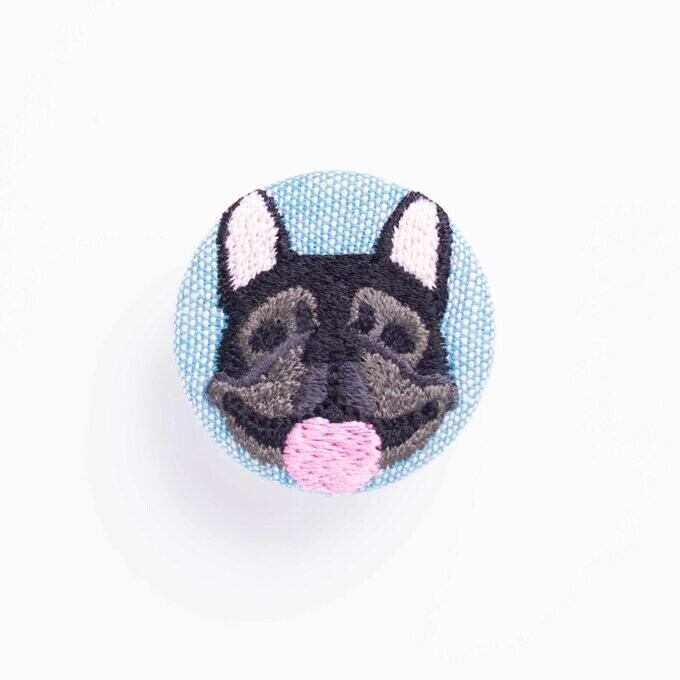 刺繍くるみブローチ(青)フレブル ブラック