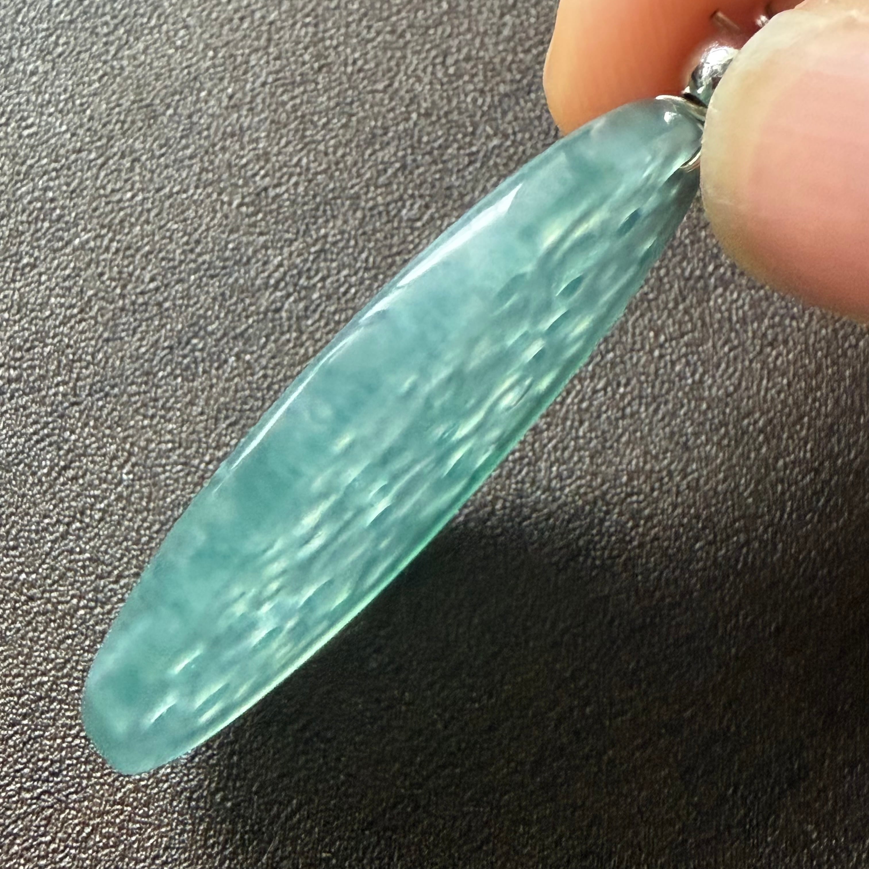 天然翡翠 ペンダント 花彫刻 氷種 透かし彫りグァテマラ産 無含浸 無
