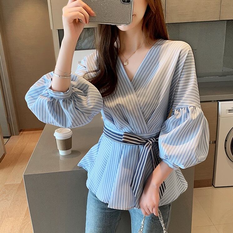 トップス レディース ブラウス 袖あり 7分袖 七分袖 ボリューム袖 カシュクール リボン ペプラム かわいい 大人可愛い きれいめ カジュアル フェミニン おしゃれ お洒落 お嬢様 おとな こなれ感 レトロ 抜け感 爽やか ストライプ OL 通勤 デート お出かけ 女子会 休日 旅行 散歩 カフェ巡り 街歩き 公園デビュー S M L XL 2XL ブルー 春 夏 10代 20代 30代 40代 ママ 女性用 韓国 韓国系 着回し 普段使い 体型カバー 楽ちん 定番 ファッション コーデ プチプラ モテ