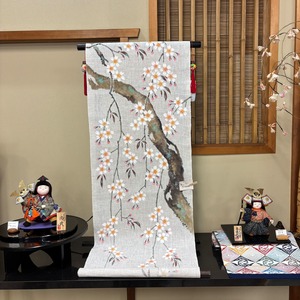 万葉舎　手描きタペストリー　枝垂桜図　麻100％