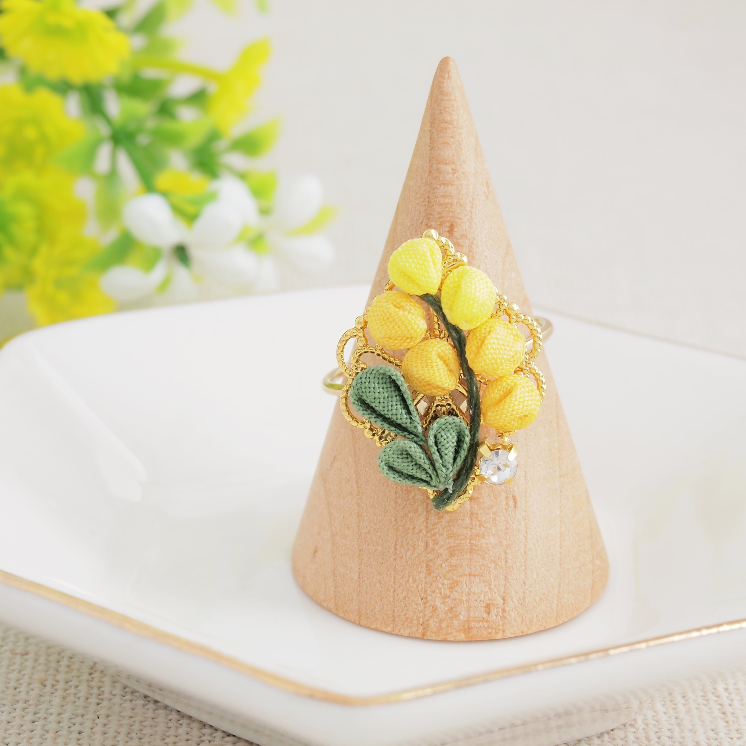 つまみ細工＊ ミモザのリング 】---指輪/フラワー/誕生日/記念日