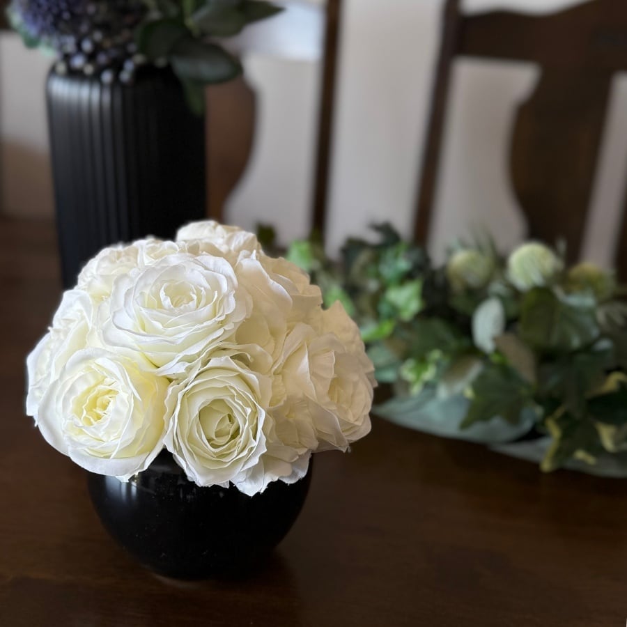 新生活にもおすすめ【スタイリッシュなモノトーン】黒い器に白い花を