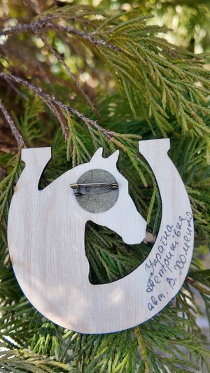 ウクライナ伝統絵画 ペトリキウカ塗り 木製ブローチ（ホメンコ作）馬