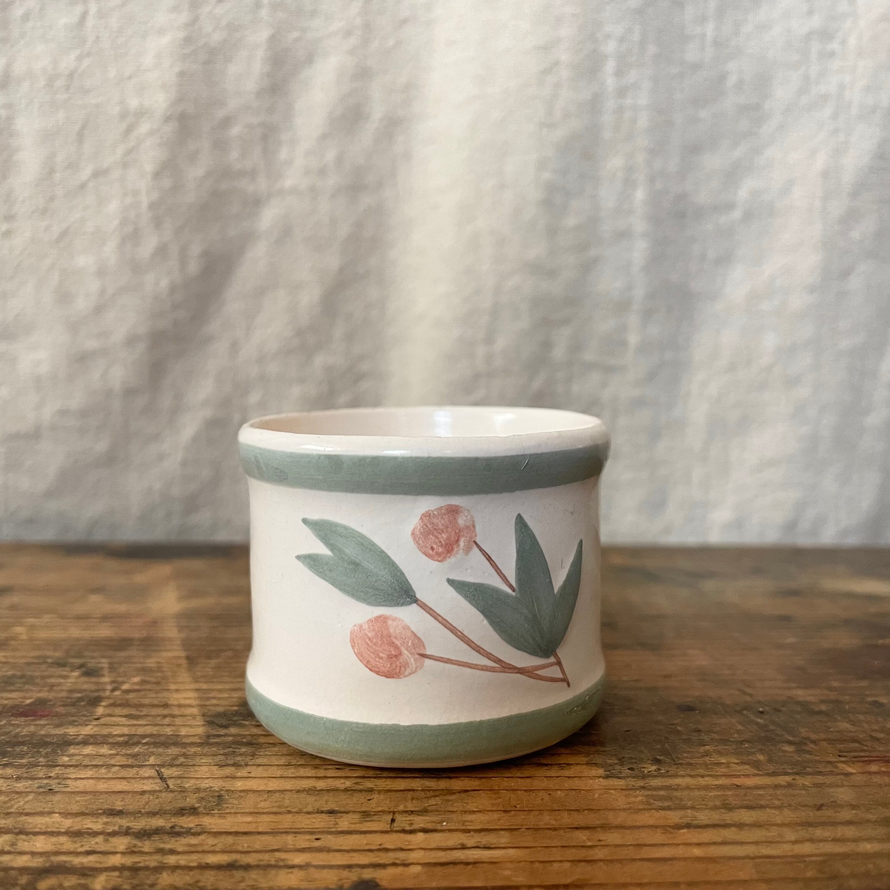 花模様のエッグカップ