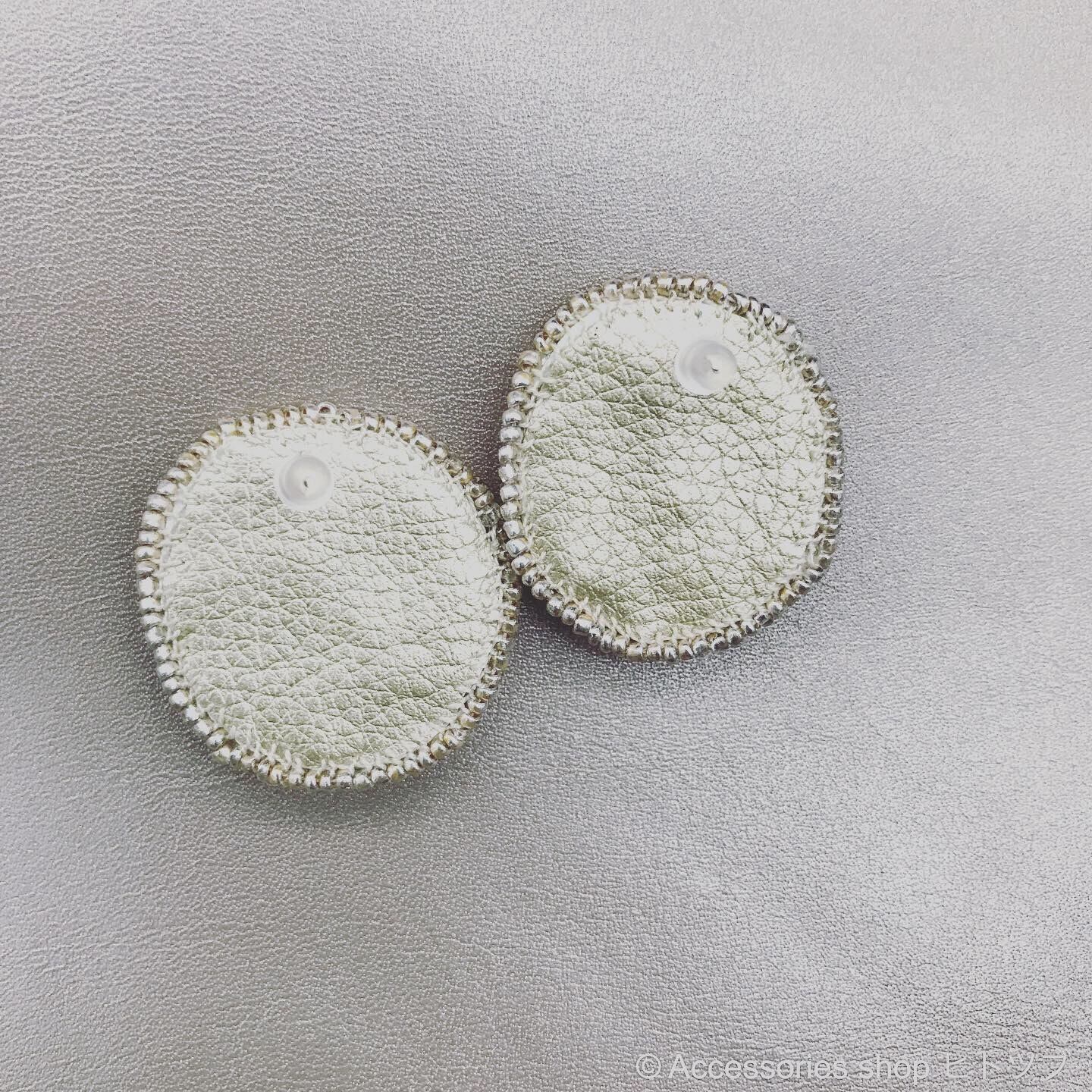 0184:snow×ice くすみブルーのスタッドピアス