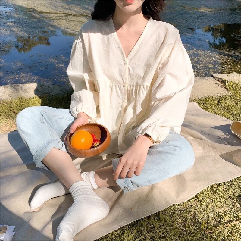 トップス レディース 2色 カットソー シャツ ブラウス 長袖 Vネック フレア かわいい 大人可愛い きれいめ シンプル カジュアル 清楚 フェミニン おしゃれ お洒落 おとな ナチュラル こなれ感 ラブリー キュート ガーリー リラックス 爽やか 主役級 存在感 無地 OL 通勤 学生 通学 デート お出かけ 女子会 S M L XL ホワイト 白 アプリコット 春 10代 20代 30代 40代 韓国 韓国系 着回し 普段使い 体型カバー 楽ちん トレンド 流行 インスタ 送料無料