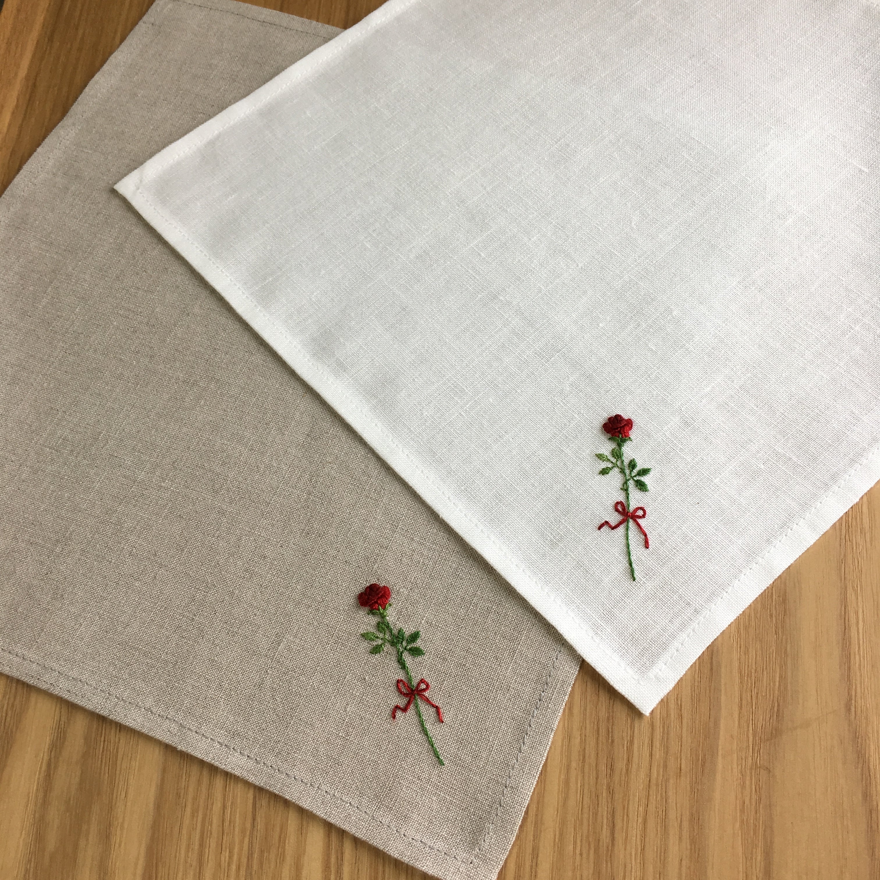 一輪のバラ｜ソフトリネンの手刺繍ハンカチ（選べる布色・サイズ・名