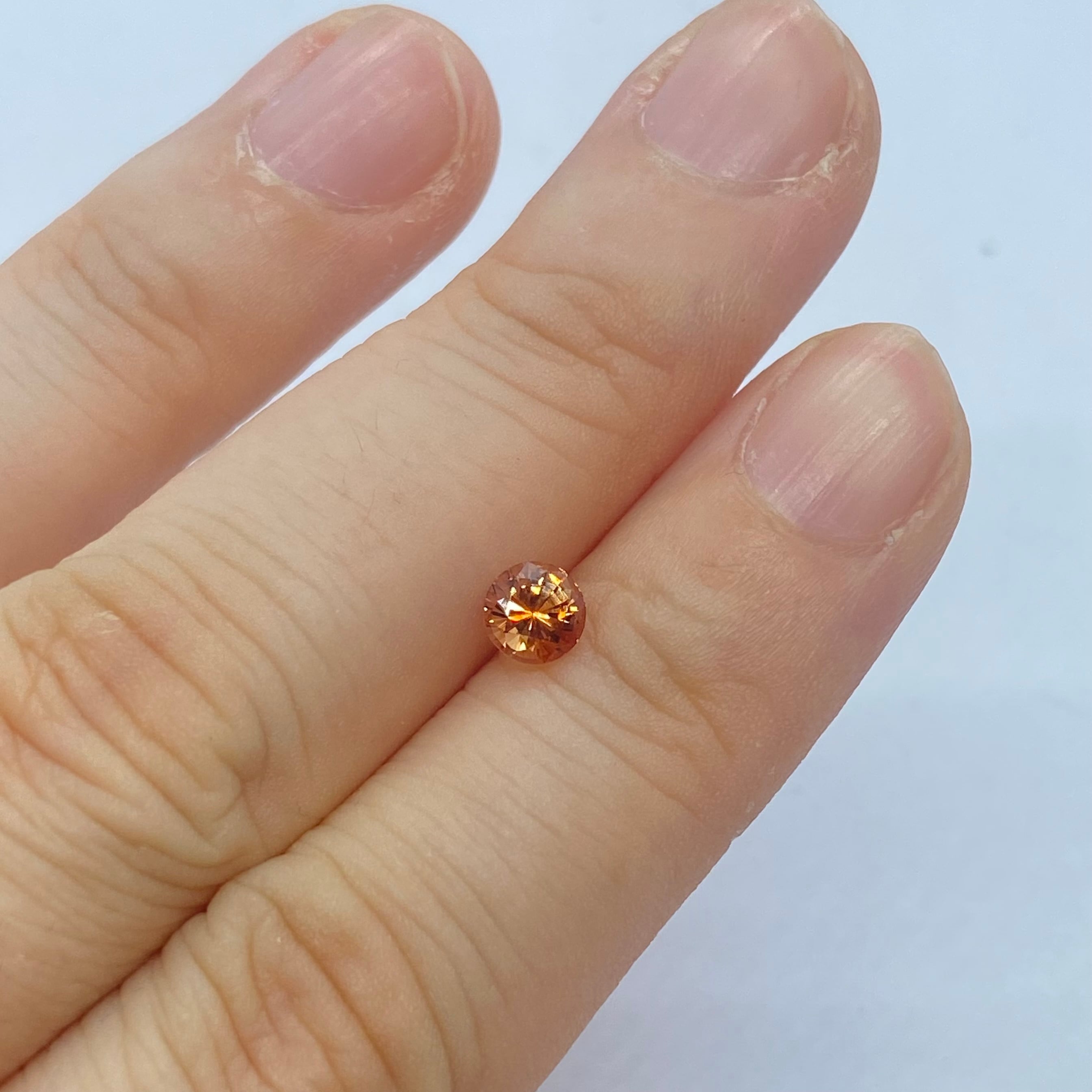 輝き、色味の素晴らしいオレンジブルーのサファイア