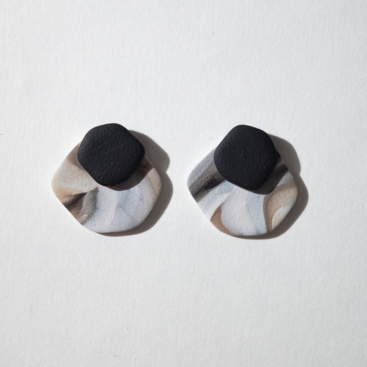 Matte : Black & Beige puddle