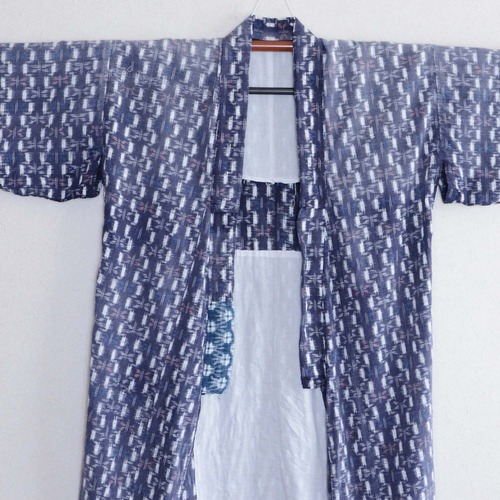 絣の着物 一部藍染 クレイジーパターン 木綿 ジャパンヴィンテージ 長着 昭和 日焼け | Kasuri Fabric Kimono Robe Long Sunburn Japan Vintage