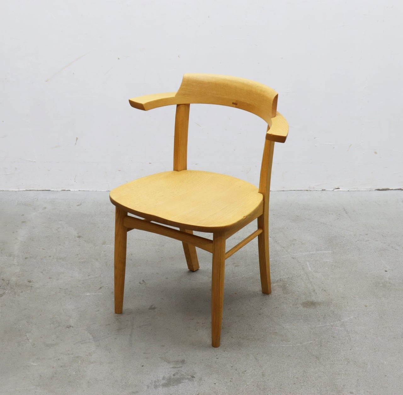 JF02140 飛騨産業柏木工 アームチェア DEW ARMCHAIR｜柏木工｜コンフォートQ｜阪急百貨店のインテリアショップ