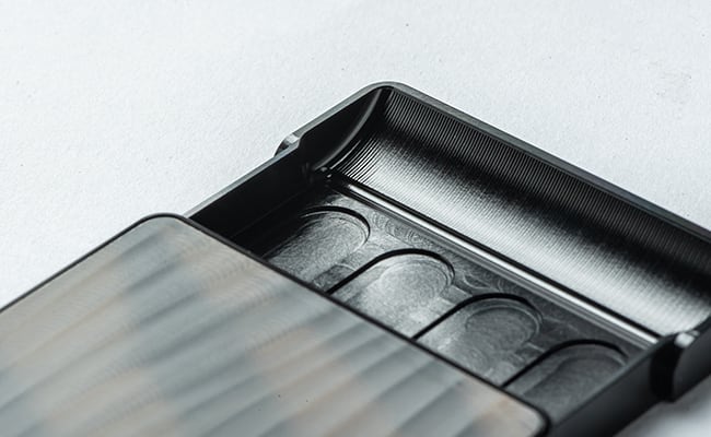 年内生産終了予定／受注生産】金属製名刺入れ《浪格(ろうかく) 黒