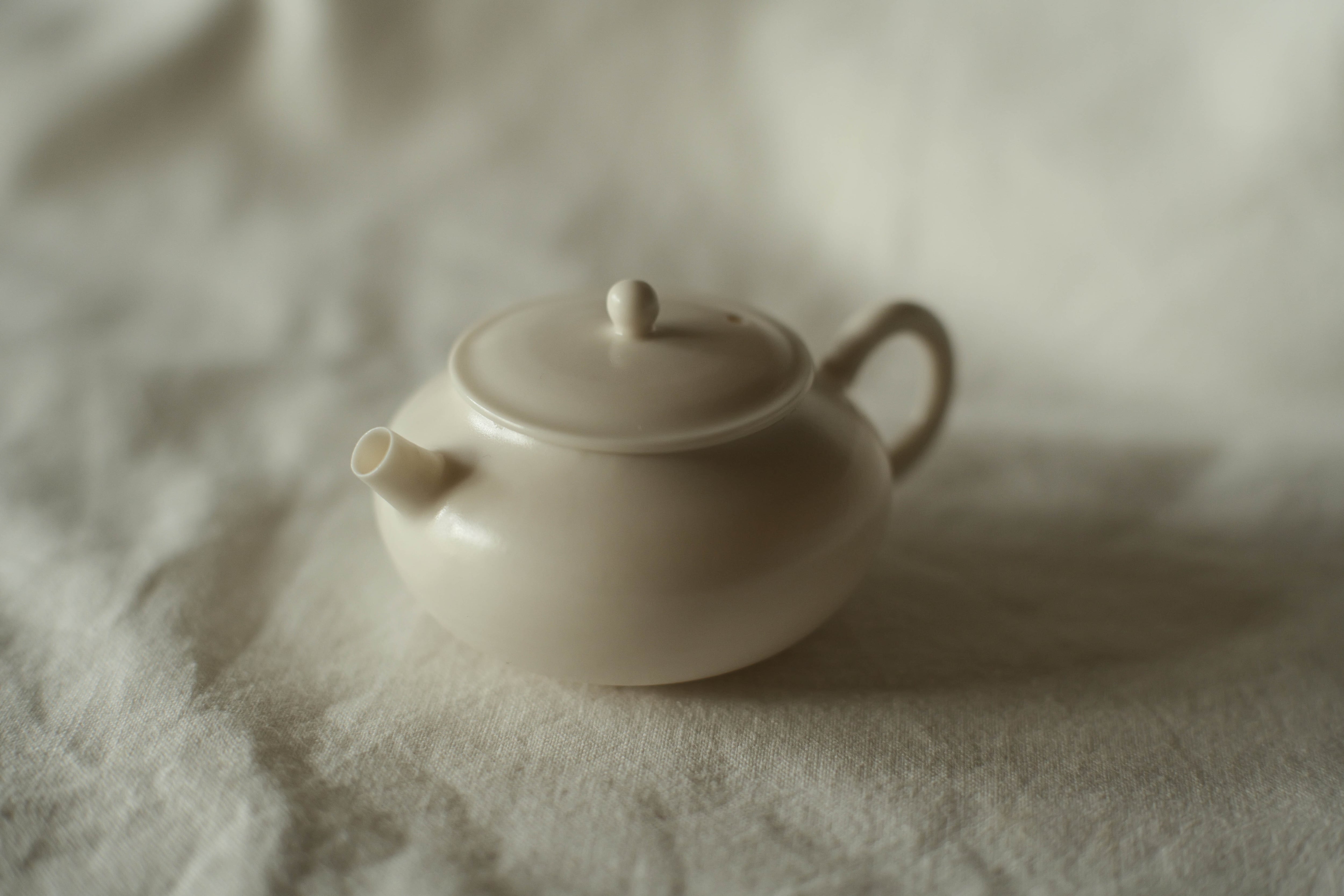 徳化薄胎薪窯白磁茶壺 長月黄（ろくろ引き/満水容量85cc） | 北白川糕糰店