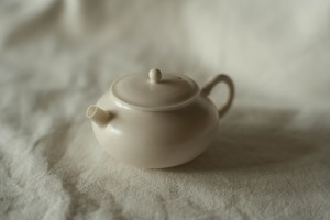 徳化薄胎薪窯白磁茶壺　長月黄（ろくろ引き/満水容量85cc）