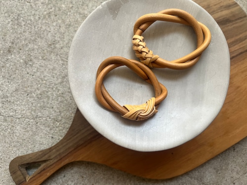紅籐と皮籐のブローチ 輪っか巻き