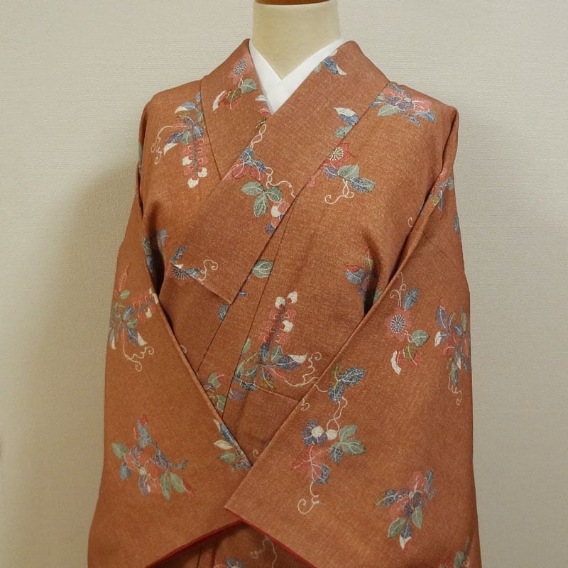 淡いクリーム色と緑のぼかしに草花と金彩　上質な洗える着物 淡いクリーム色と緑のぼかしに草花と金彩 上質な洗える着物