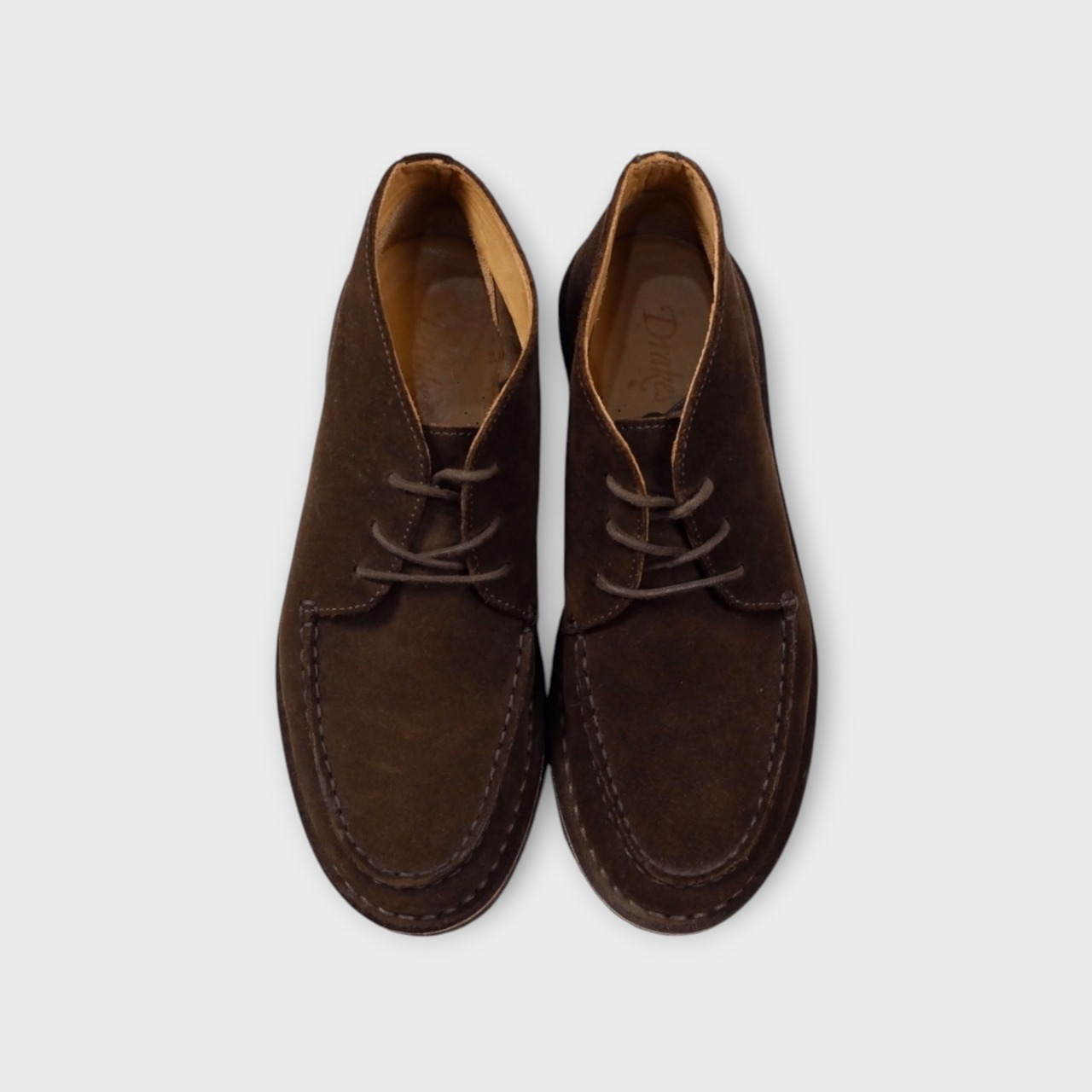 Drake’s【Crosby Moc-Toe Chukka Boot Suede】