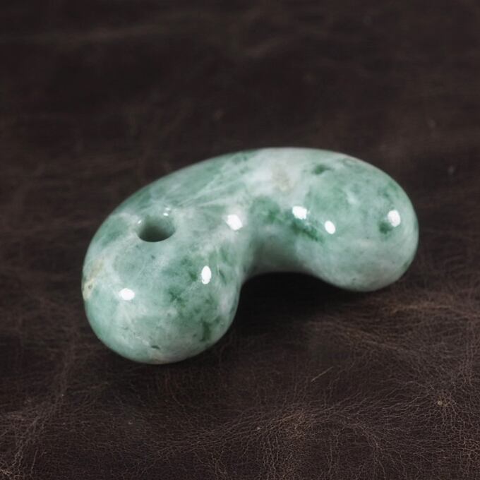 糸魚川翡翠 緑まだら まがたま 勾玉 22.5g Itoigawa Spotted Green