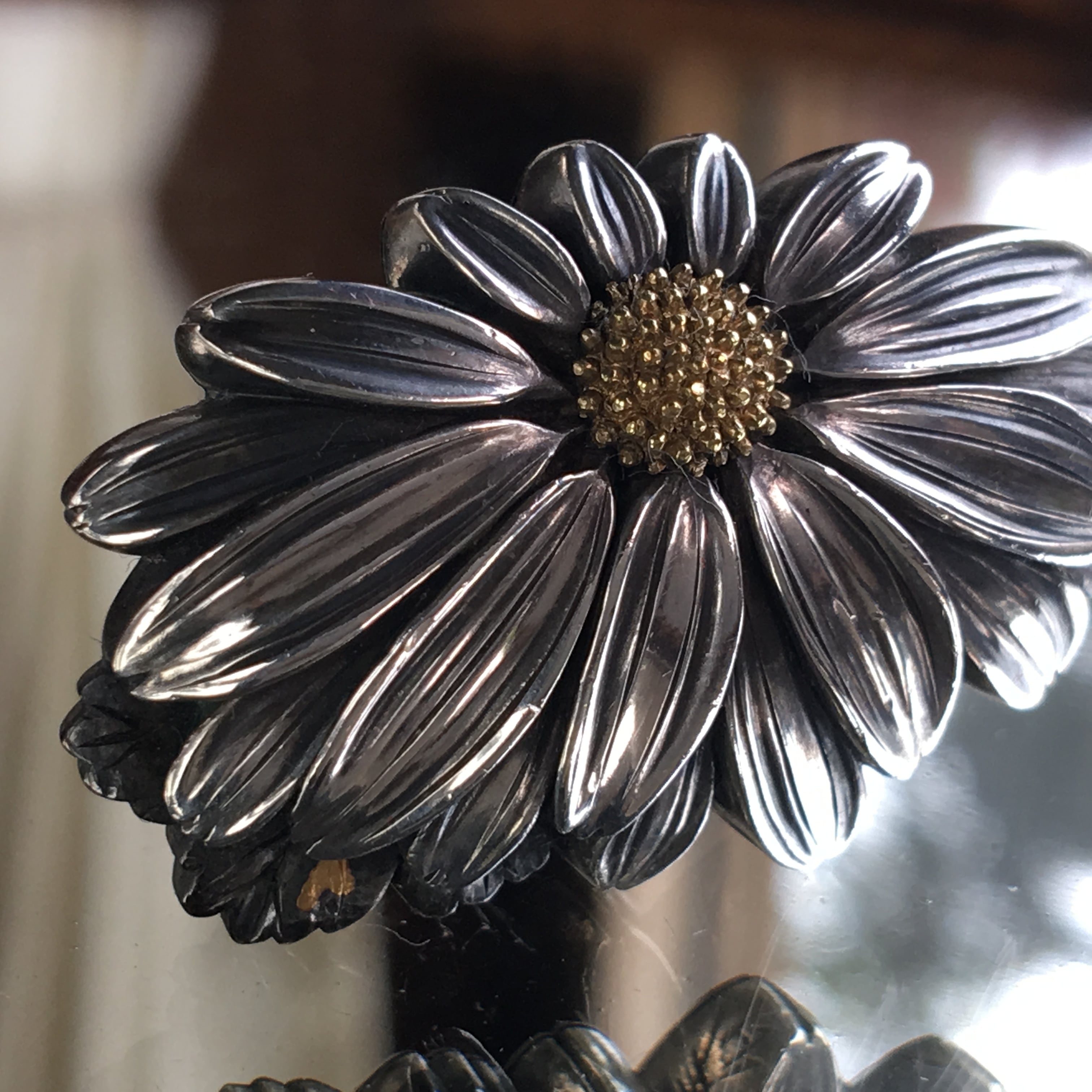 アンティーク 在銘金工 美しい菊の帯留め