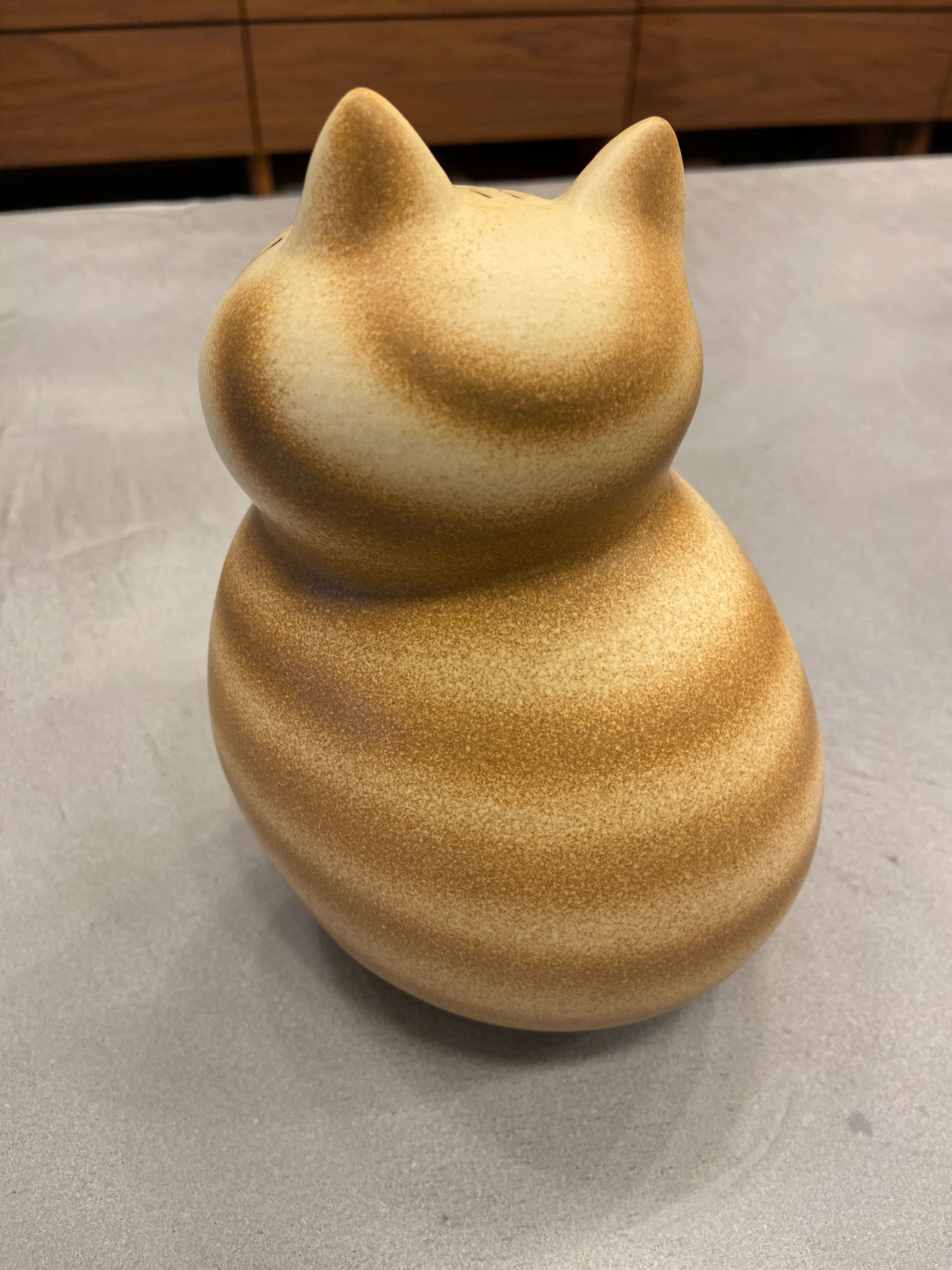 リサ・ラーソン キャットミアミディアムブラウン | DE'COR