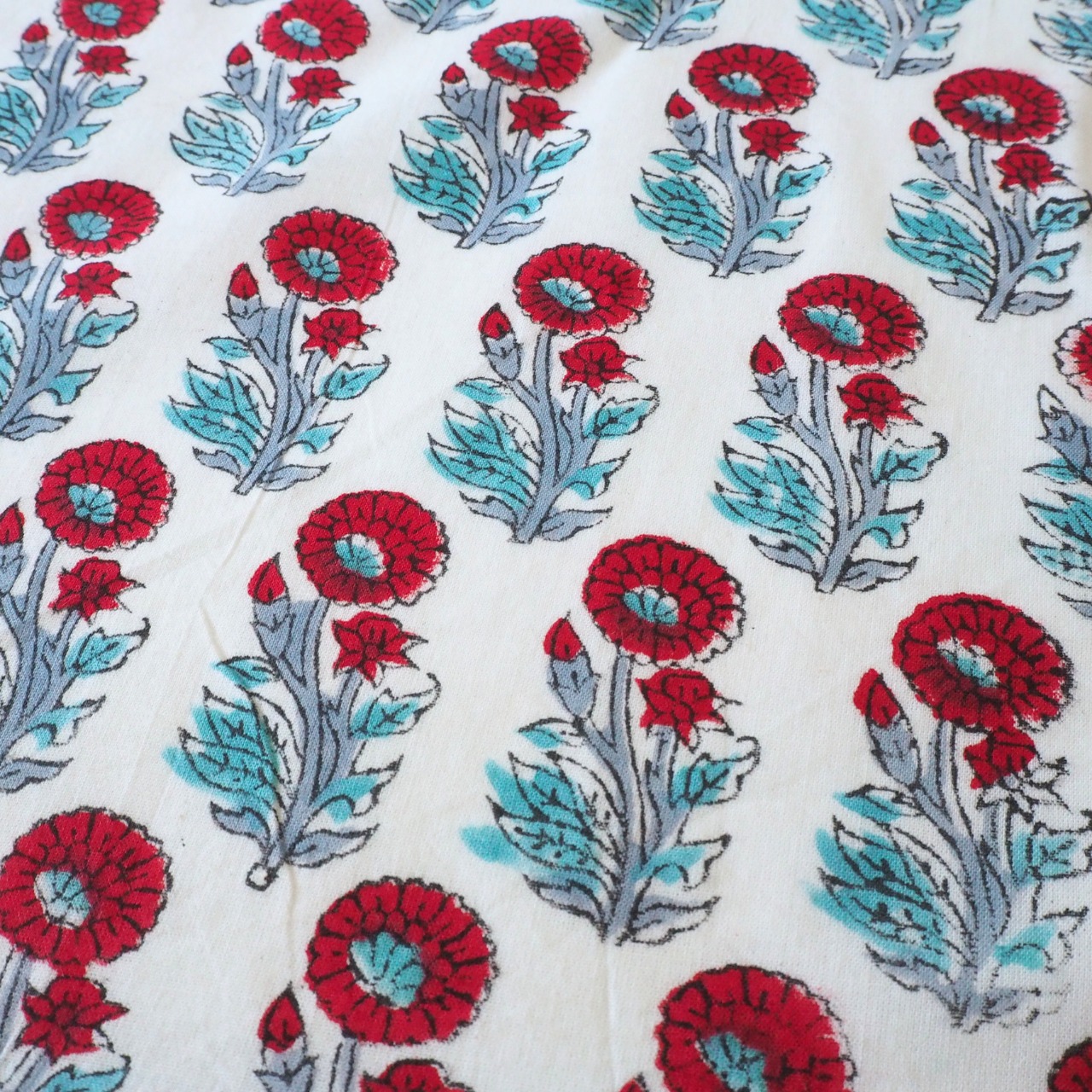 ブロックプリント生地【50cm単位】インド綿 小花柄 白×赤/緑 #11510-WT1