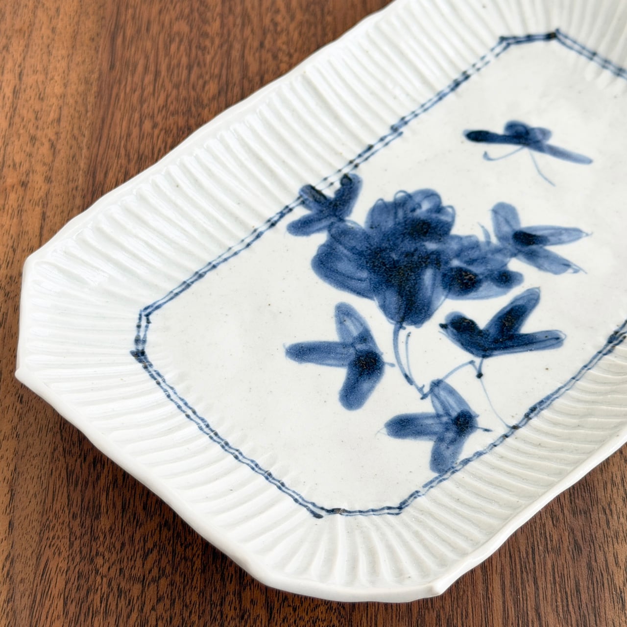 松尾貞一郎 ｜ しのぎ隅切り長角プレート19cm(染付花蝶紋） 貞土窯