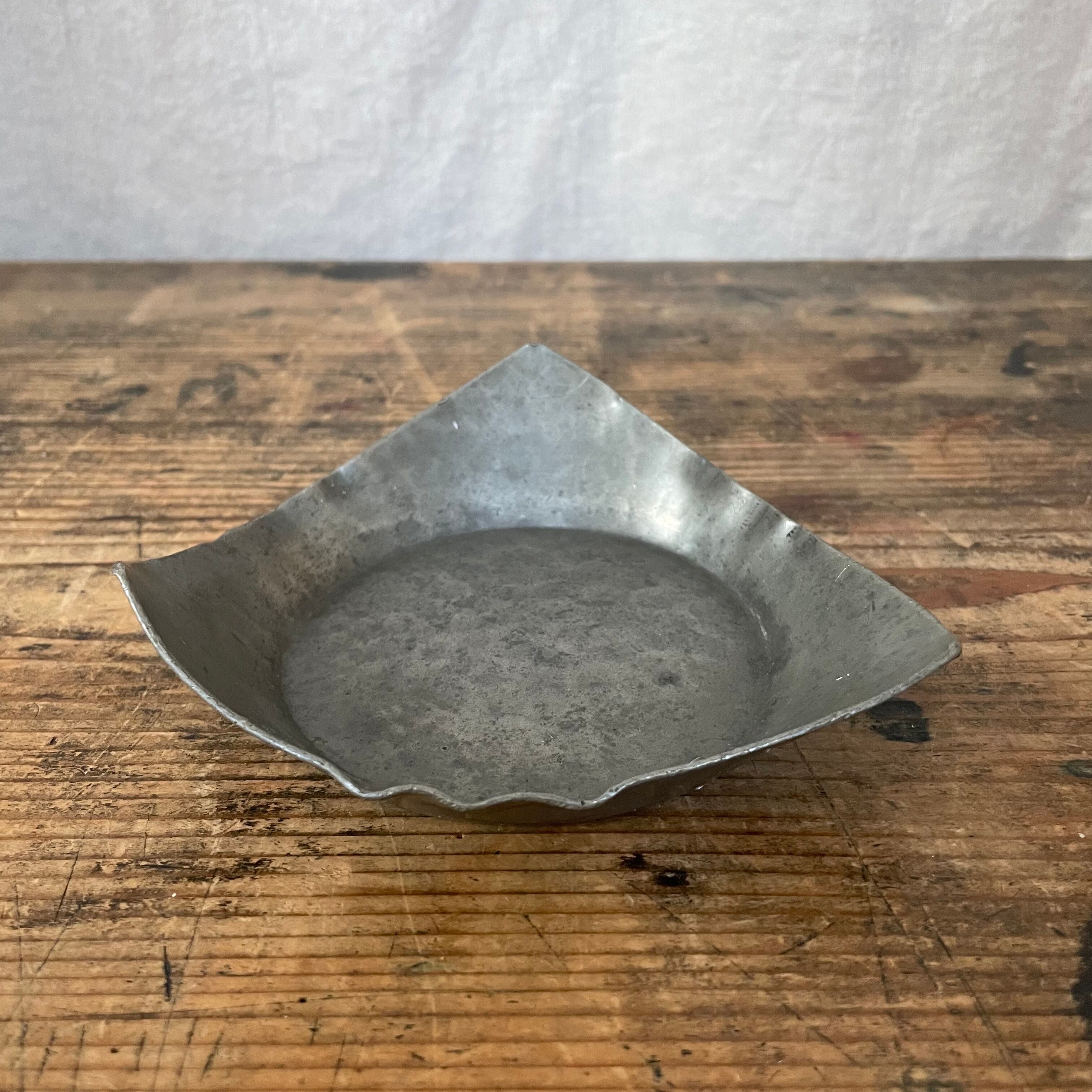 ピューターの三角トレイ