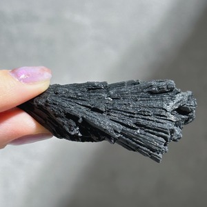 ブラックカイヤナイト 原石 04◇Black Kyanite ◇天然石・鉱物・パワーストーン
