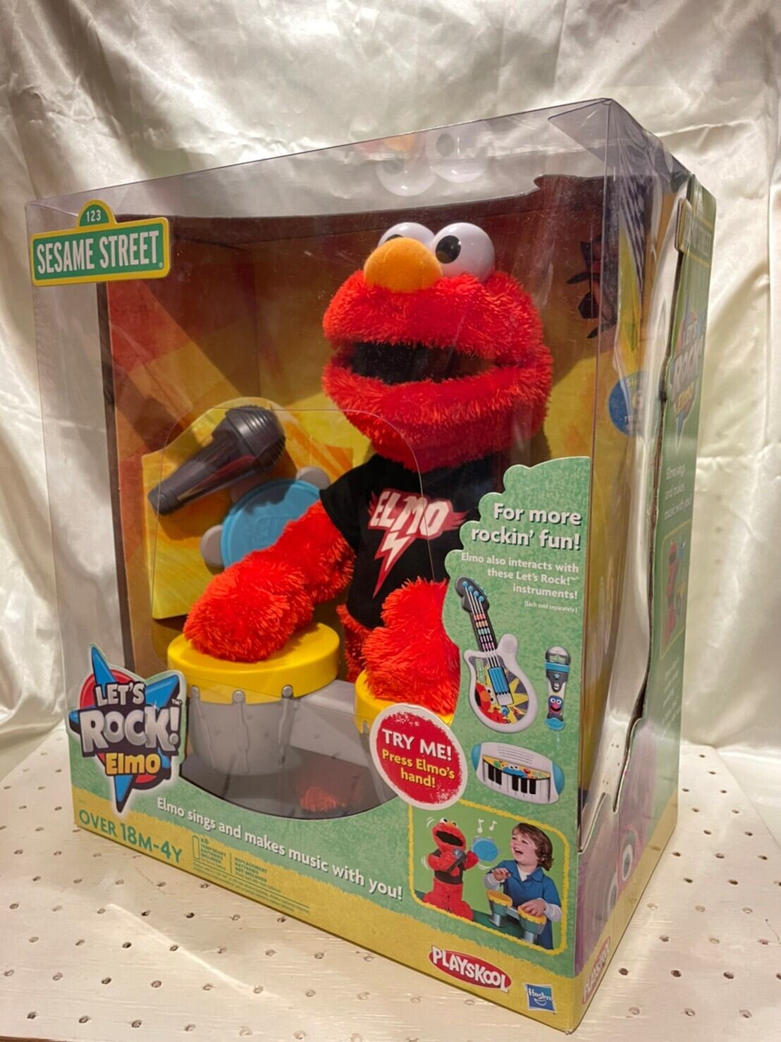 10s レッツロック エルモ!! シンギングドール / Sesame Street Let's Rock Elmo sings six rockin’  songs | THE PUPPEZ☆e-shop　/ ザ　パペッツ松本-WEBショップ powered by BASE