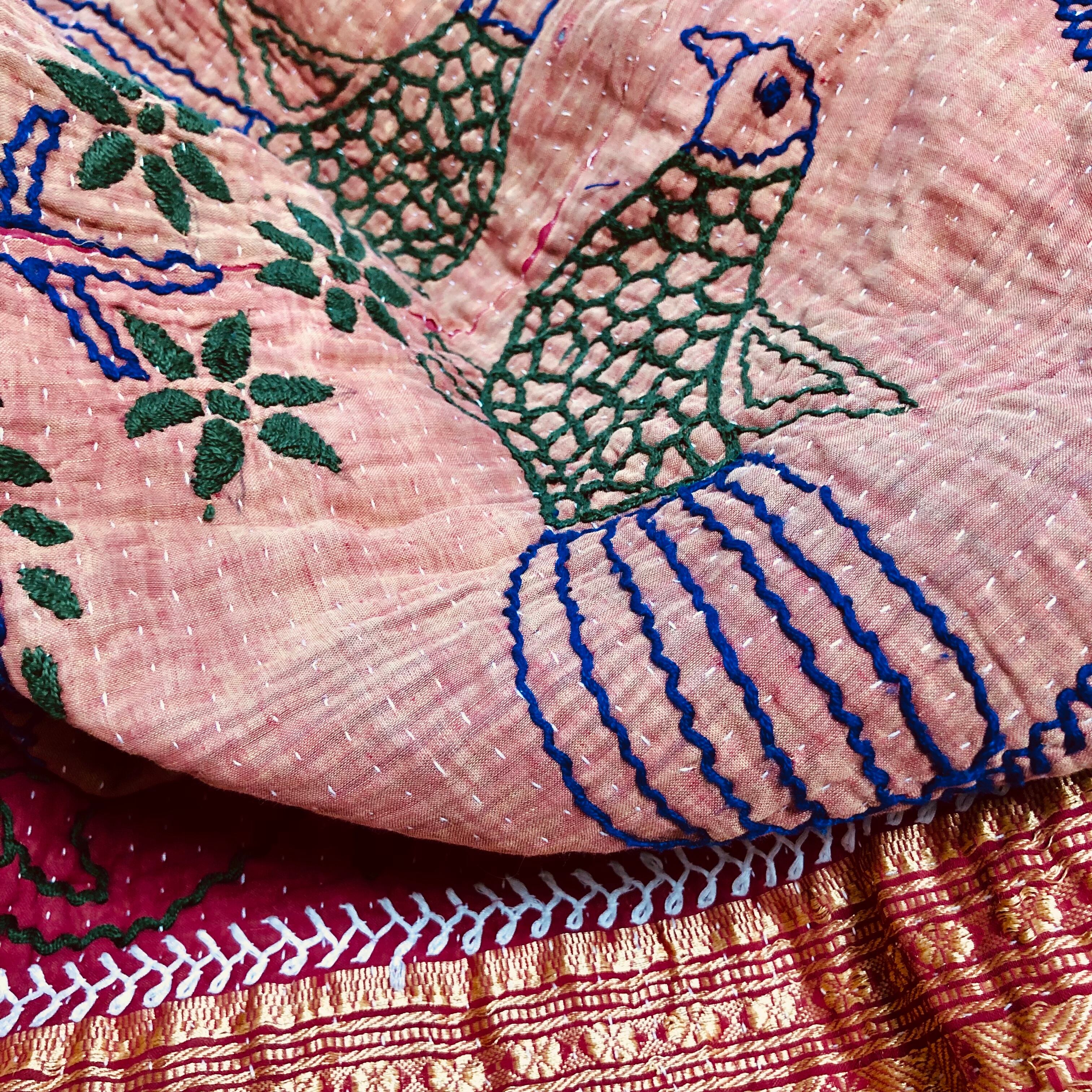 丁寧刺繍とリボンテープが可愛いラリーキルト　刺し子　エスニック　インド綿　刺繍
