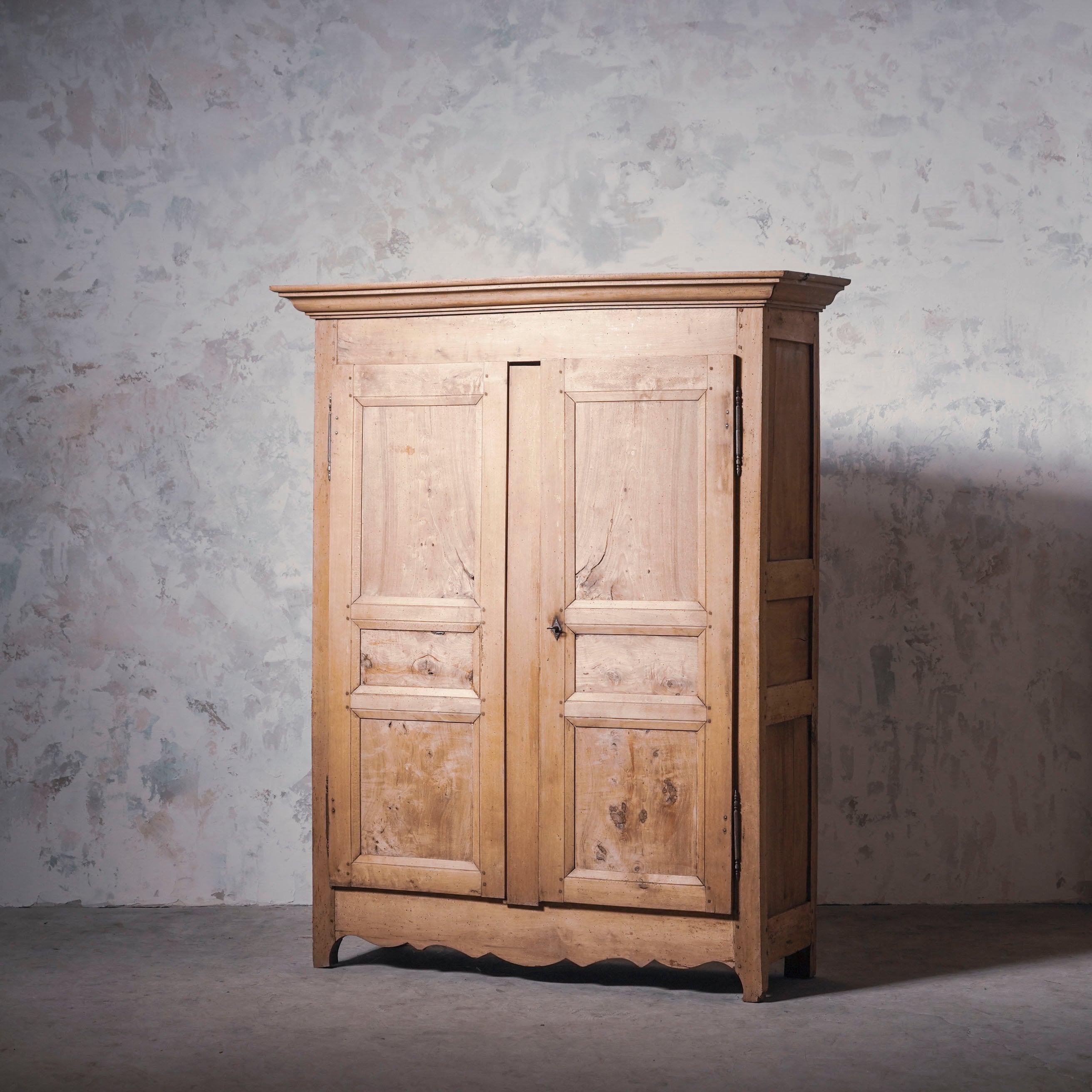 キャビネット/フレンチキャビネット/フレンチアンティーク/ウォールナット/収納家具/剥離家具/ディスプレイ