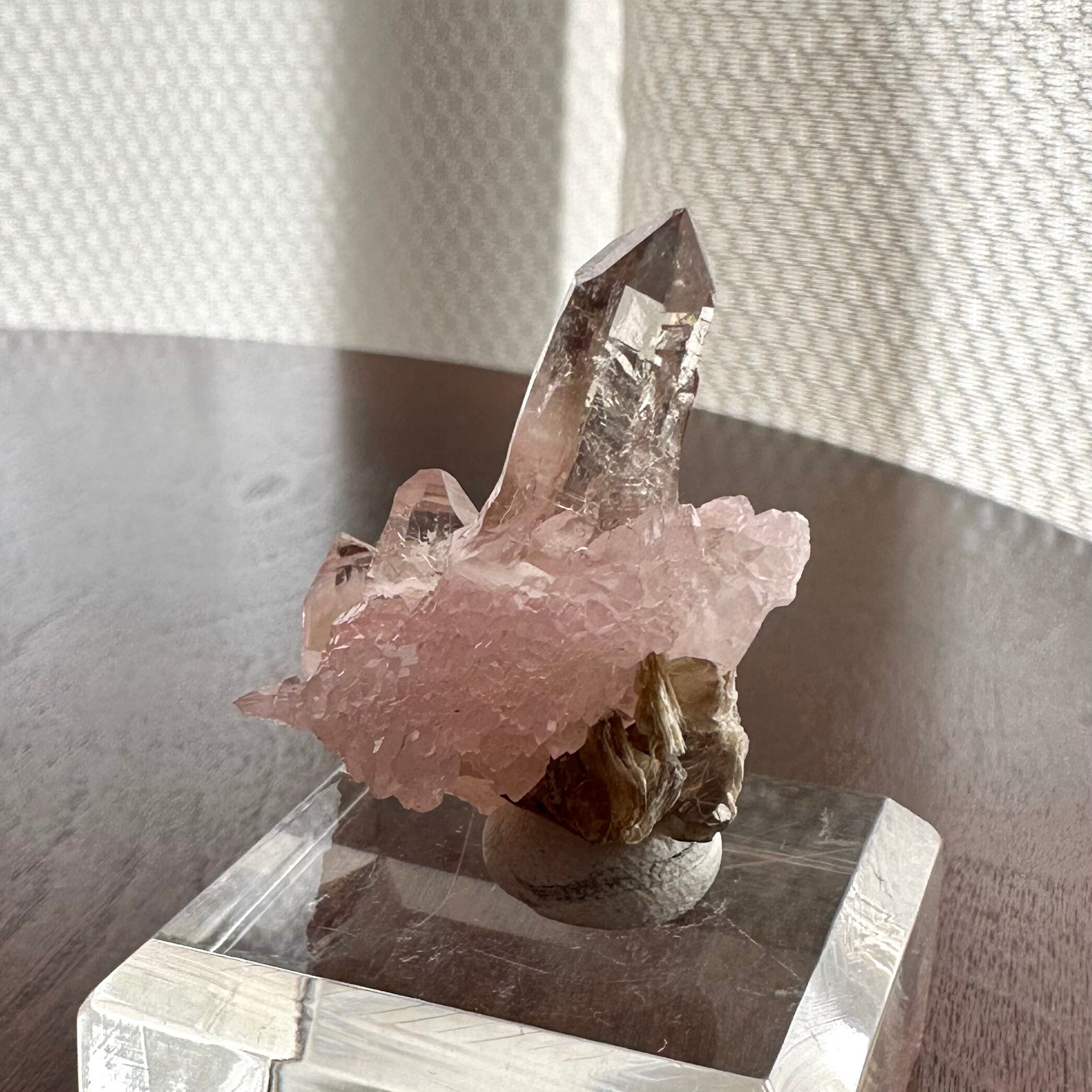 ライモナイトイン スモーキークォーツ ローズ ローズクォーツ / スモーキークォーツ / マイカ【Smoky Quartz with