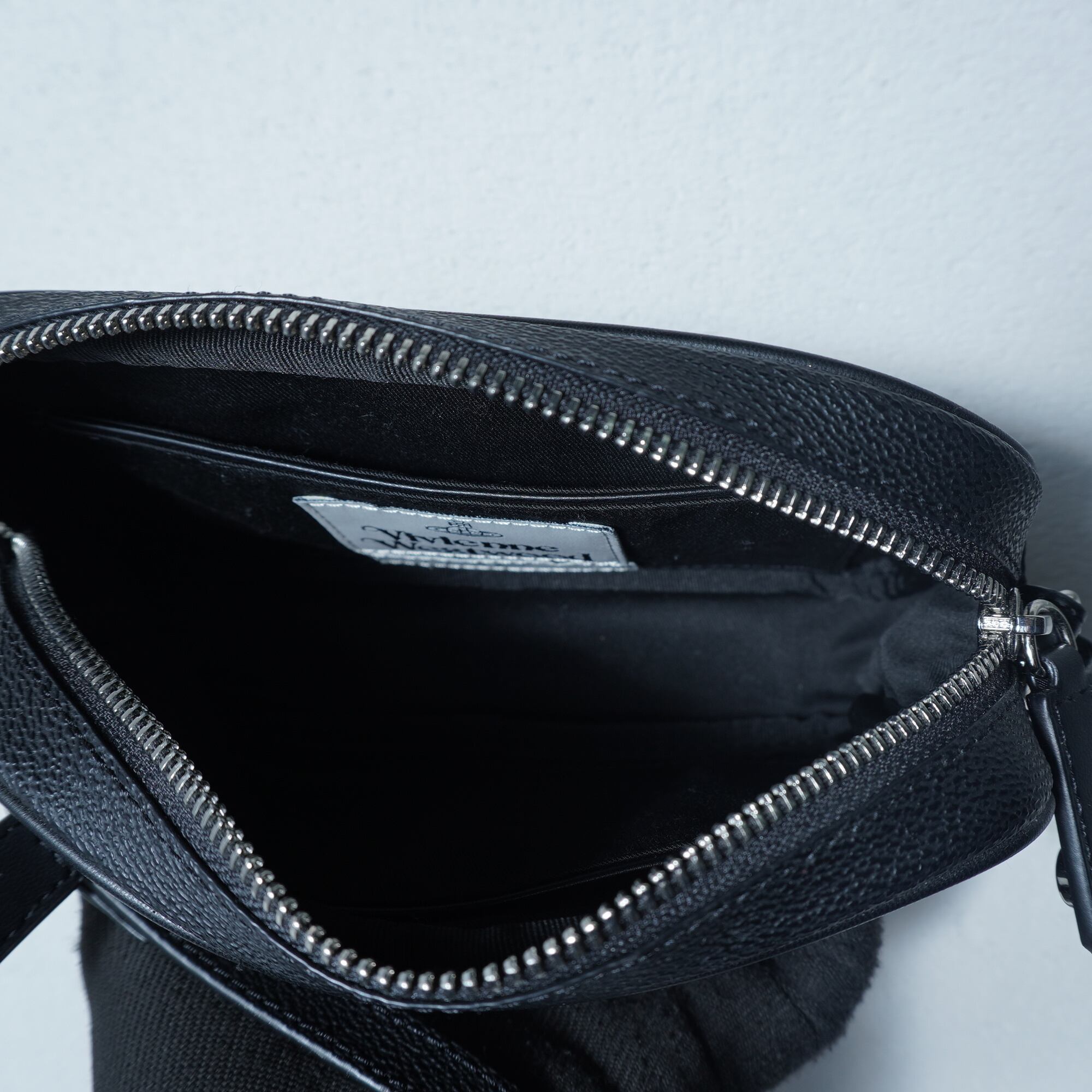 Vivienne Westwood】ヴィヴィアンウエストウッド オーブロゴ レザー